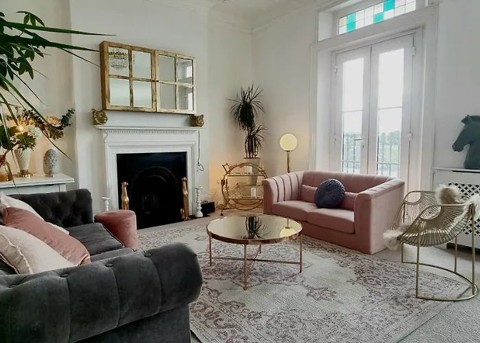 Elegant 5 Bed 4 Bath \'Vogue House\' Parisian Style Home