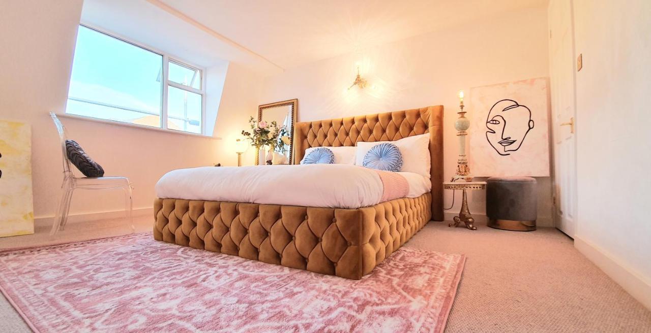 Elegant 5 Bed 4 Bath 'vogue House' Parisian Style *